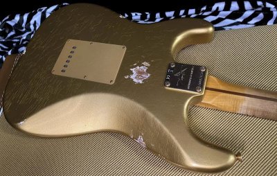 画像2: Fender Limited Edition '55 Bone Tone Stratocaster Relic AA Flame Maple Neck - Aged HLE Gold - Gold Hardware/新品/全国一律送料無料！