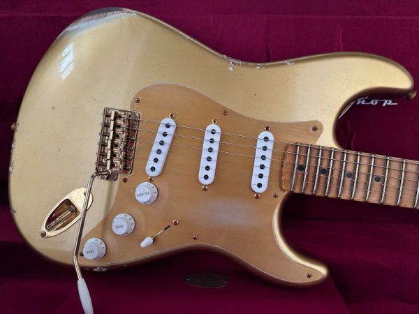画像1: Fender Limited Edition '55 Bone Tone Stratocaster Relic AA Flame Maple Neck - Aged HLE Gold - Gold Hardware/新品/全国一律送料無料！ (1)