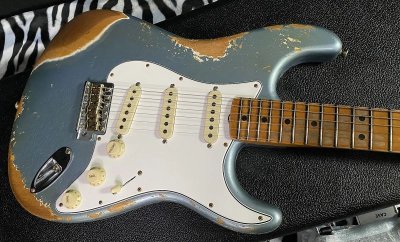 画像2: Fender Custom Shop 69 Heavy Relic Stratocaster Aged Blue Ice Metallic/全国一律送料無料